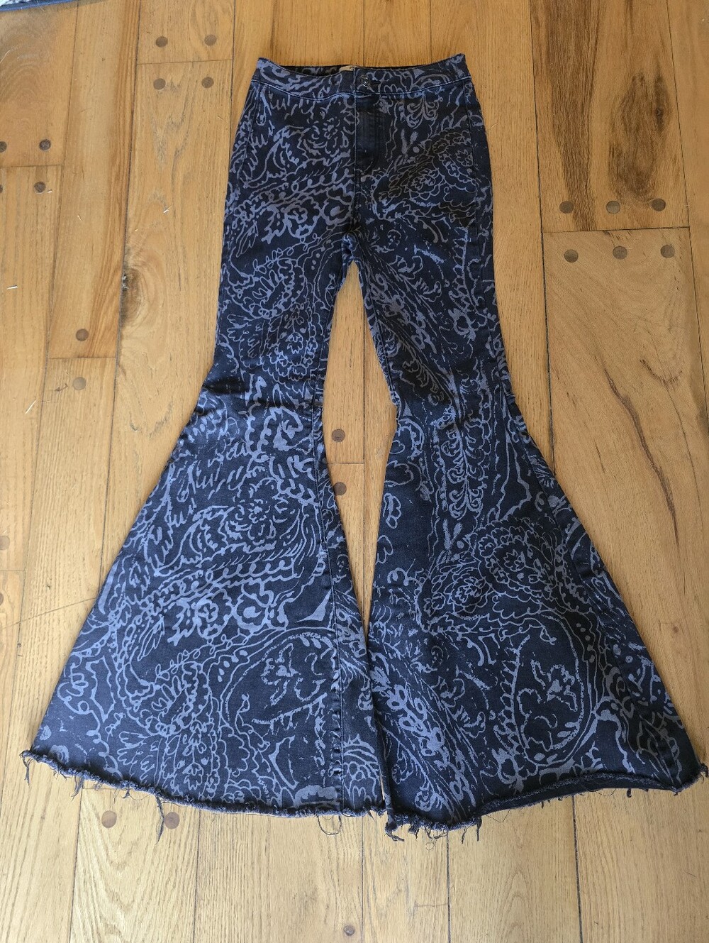 O We The Free Black Pattern-Print Super Flare Jeans Size 26